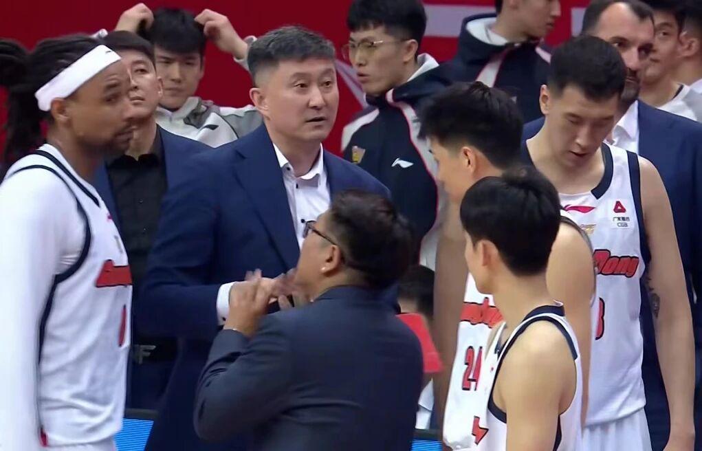 CCTV5+直播！广东男篮再战北京，杜锋带队殊死一搏，或被2-0横扫